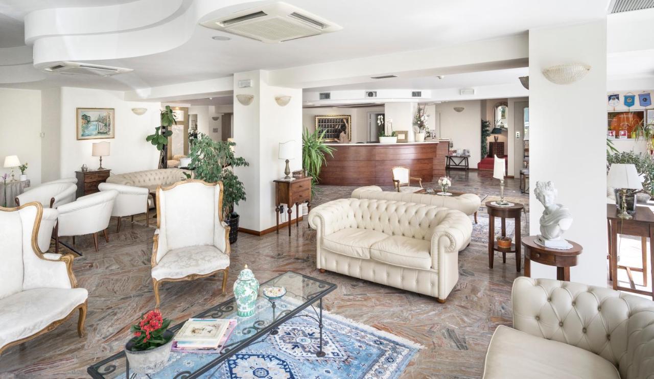 Hotel Apollo Ричоне Екстериор снимка