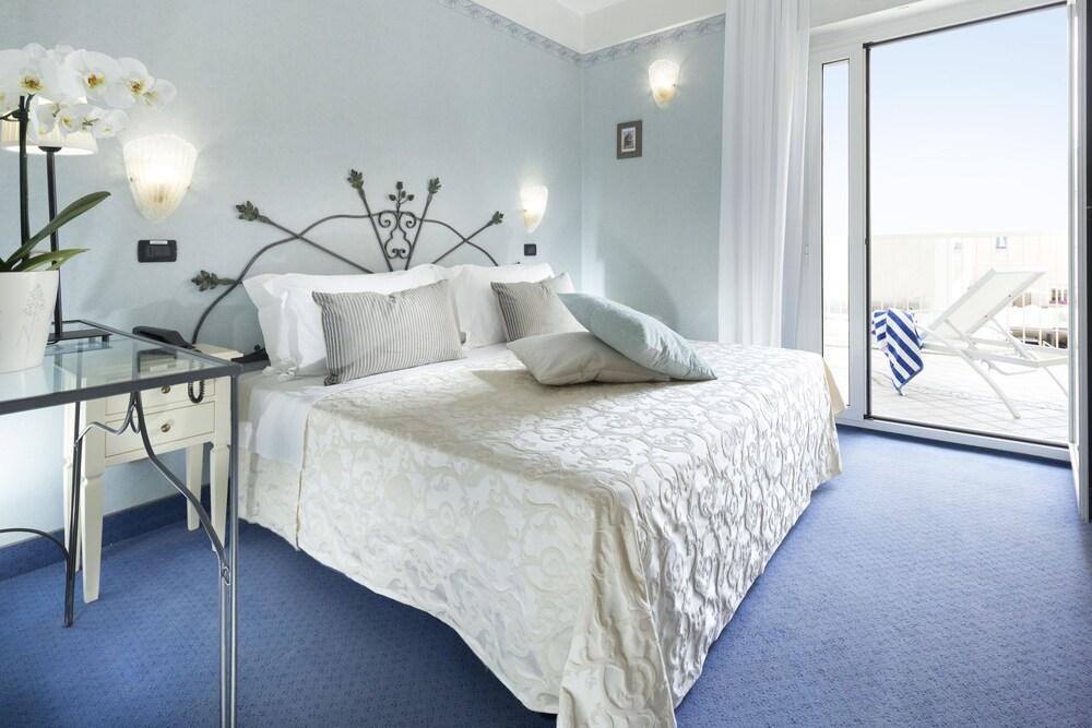 Hotel Apollo Ричоне Екстериор снимка